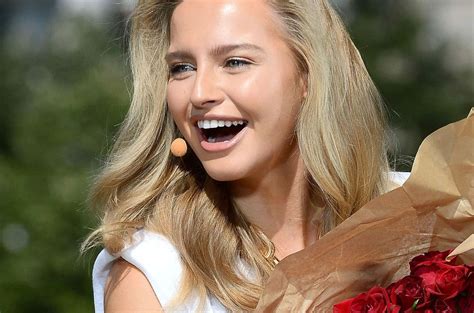 Karolina Pisarek W Sk Pym Bikini Pozuje Na Pla Y Yje Swoim Najlepszym Yciem Wp Gwiazdy