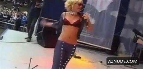 Lika MC Showing Her Ass On Stage AZNude