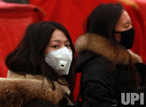 Photo: Chinese wear masks for protection against hazardous pollution in ...