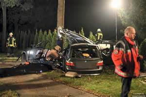 Horror Unfall Auf Der B J Hriger Autofahrer Prallt Gegen Baum