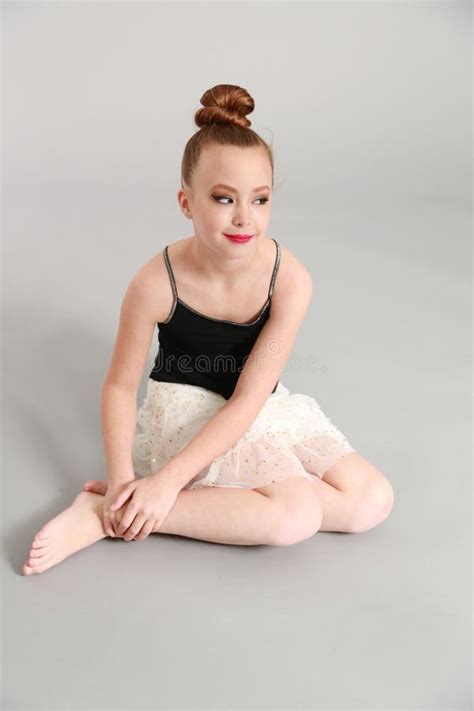 Jeune Danse Blonde De Fille De Ballerine Et Pose Dans Des Chaussures Noires De Tutu Et De Ballet
