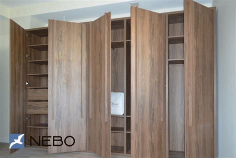 Длинный шкаф для одежды в спальню с распашными дверями, корпусом и ...