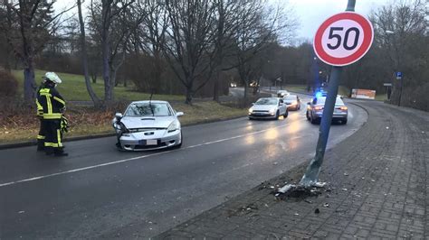 Fulda Autofahrer 29 prallt gegen Straßenlaterne Mann verletzt