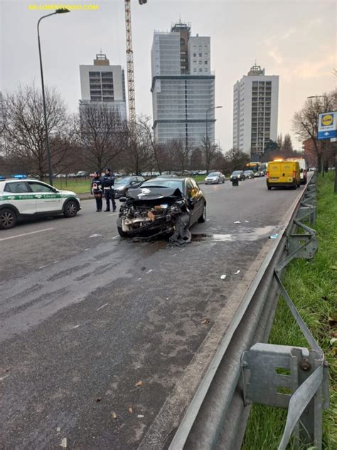 Milano Ennesimo Grave Incidente In Via Gozzoli Frontale Auto Contro