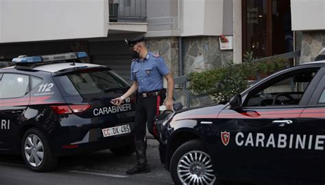 Codroipo Nuovo Femminicidio Uccide La Moglie A Coltellate E Scappa