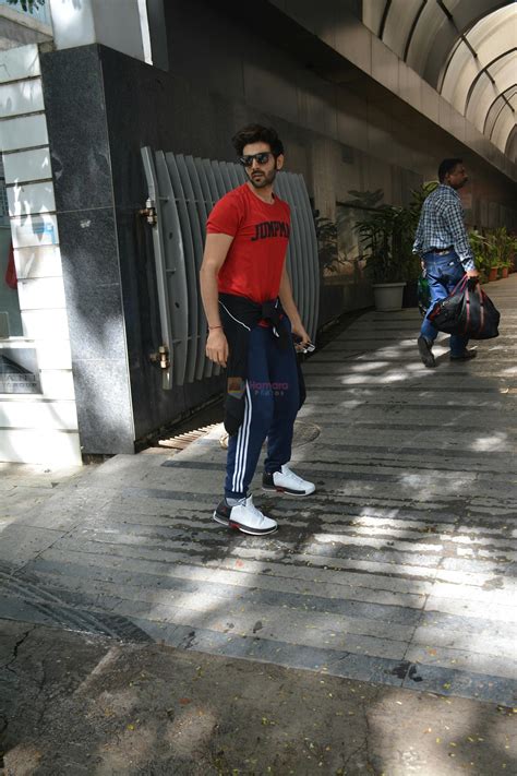 Kartik Aaryan Spotted At Bandra On Th June Kartik Aaryan