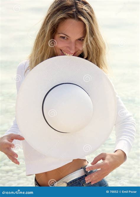 Het Meisje Dat Van De Blonde Witte Hoed Eet Stock Foto Image Of Gelukkig Blij