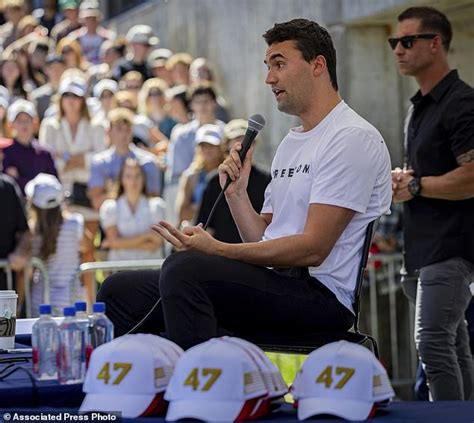 Charlie Kirk es increíble bienvenido a un joven gay que quiere unirse a