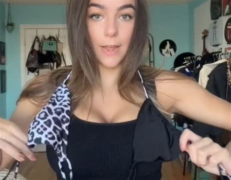 Tiktokerka z dużym biustem radzi kobietom o podobnych kształtach Pokazała trik z górą od bikini