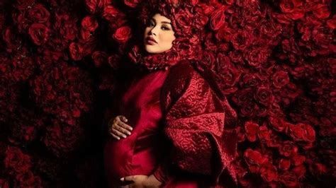 Aurel Hermansyah Foto Maternity Berkonsep Mawar Merah Di Usia Kehamilan