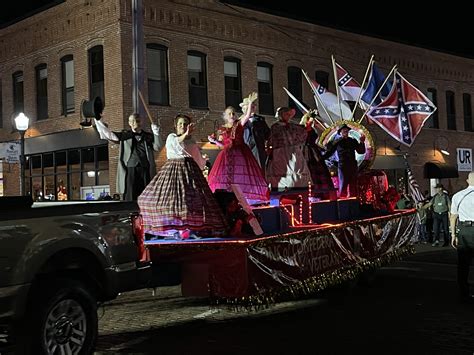 Thousands Flock to Downtown For Christmas Parade | Plant City Observer