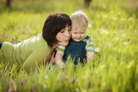 14 Of The Coolest Gardening Gifts For Mom in 2024 {Prices + Images!}