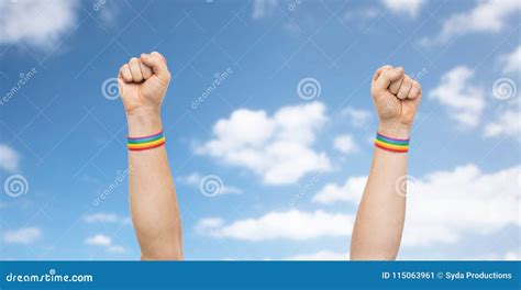 Las Manos Con Pulseras Del Arco Iris Del Orgullo Gay Muestran El Puño Imagen de archivo Imagen