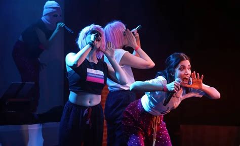 BRUTAL NUEVO SINGLE DE PUSSY RIOT PyD