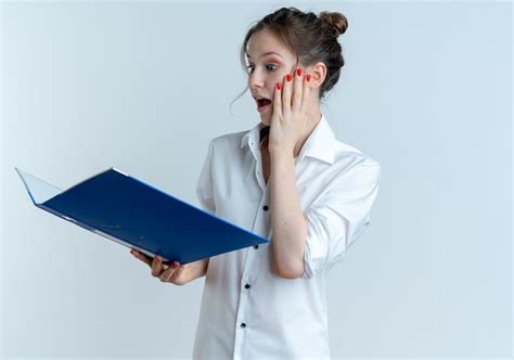 Jeune Fille Russe Blonde Surprise Met La Main Sur Le Visage En Regardant Le Dossier De Fichiers