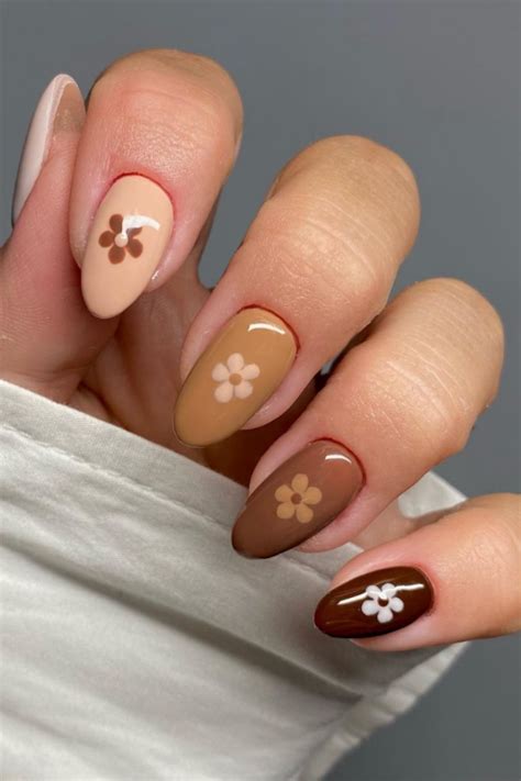 Diseños de Uñas Nude Almendradas Elegancia Sutil para Cualquier