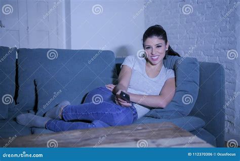 Mujer Latina Hermosa Y Feliz Joven En Su S Que Sostiene El Telecontrol De La Tv Que Disfruta