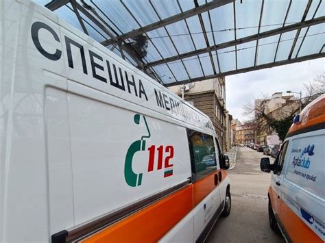 Парамедик с риск за окото след побой