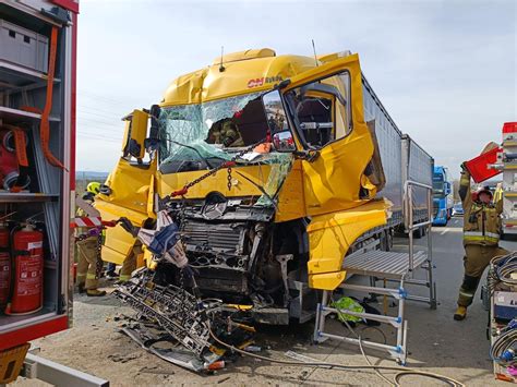 Wypadek na autostradzie A4 pod Legnicą Zderzyły się dwie ciężarówki