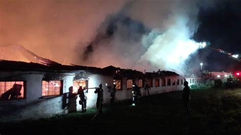 VIDEO FOTO Incendiu VIOLENT la o fabrică de mobilă de lângă Timișoara