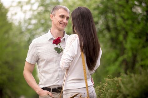 Hombre Encantador Mirando A Su Novia Foto Gratis