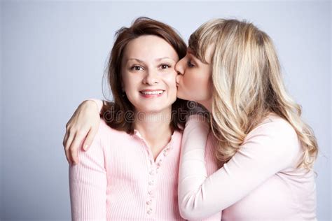 Junge Rote Und Blonde Behaarte Mädchen Versuchen Zu Küssen Stockbild Bild von leute porträt