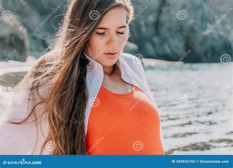 Giovane Donna Rossa Bikini Sulla Spiaggia Ragazza Sdraiata Sulla Spiaggia Di Pebble E Che Si