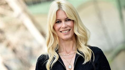 Claudia Schiffer Beeindruckt Mit Jahren Im Bikini Von Der K Zur