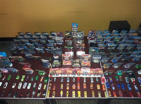 Para Pagar Su Boda Hombre Vende Su Colecci N Completa De Hot Wheels