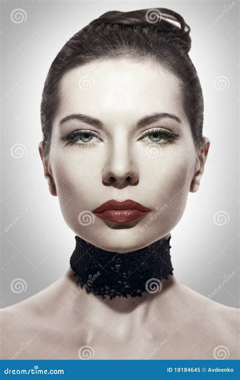 Ritratto Stilizzato Di Giovane Donna Del Brunette Immagine Stock Immagine Di Elegante Glamour