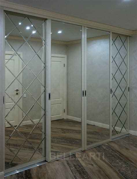 Зеркальные раздвижные двери для гардеробной - 31 фото