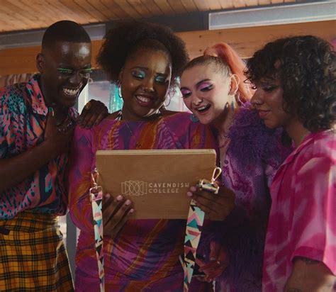 Em Sex Education Os Figurinos Amadureceram Os Personagens A Cada Temporada