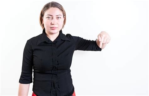 Jovem Mulher Apontando Publicidade Para Baixo Linda Garota Latina Apontando Para Um An Ncio