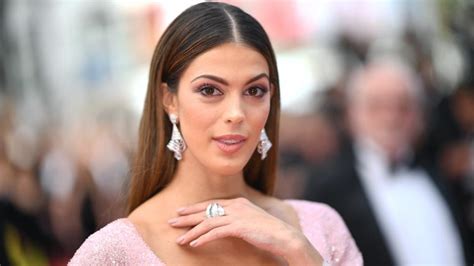 Iris Mittenaere Plonge En Bikini Et Fait Un Norme Plat Photos Cnews