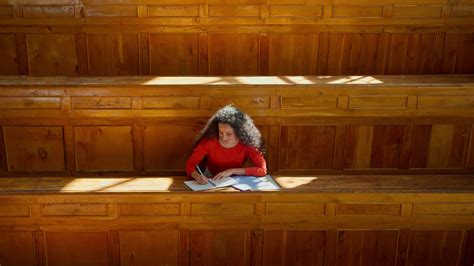 Hispano mujer concentrado latina niña estudiante hembra dama estudiar a mesa escritura tarea