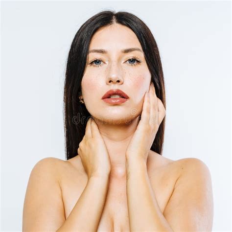 Portret Van Een Mooi Model Van Een Brunette Vrouw Met Sproeten En Blauwe Ogen Stock Afbeelding