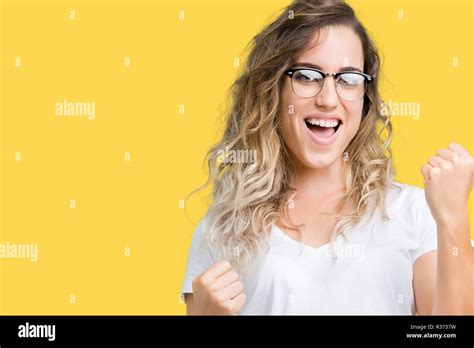 Beautiful blonde girl scream Banque de photographies et dimages à haute résolution Page Alamy