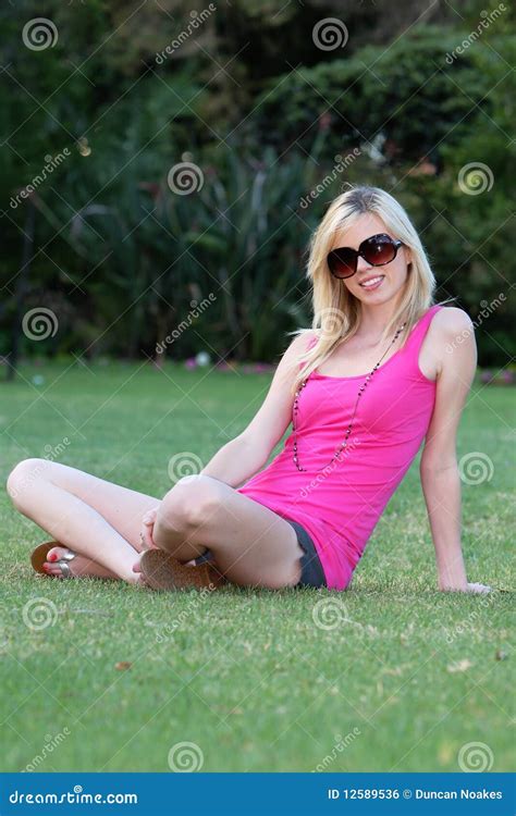 De Vrij Jonge Vrouw Van De Blonde Stock Foto Image Of Uitdrukking Aantrekkelijk