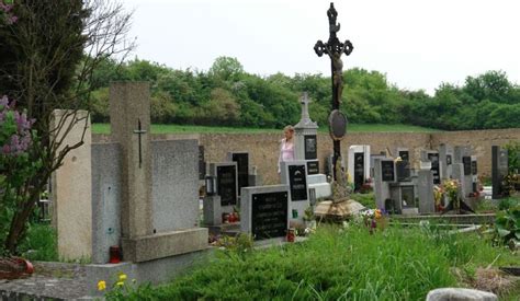 Jeune blonde suçant la bite de son grand père dans un cimetière Photos