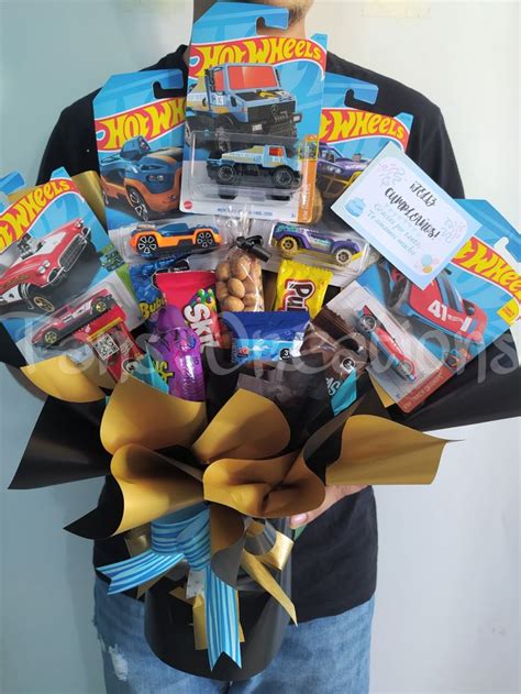 Ramo De Hot Wheels Regalos Para Hombre Manualidades Hot Wheels Ideas De Cumplea Os Para Novio