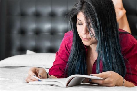 Hermosa Colegiala Joven Mujer Latina Boca Abajo En Su Cama Leyendo Un Libro Foto Premium