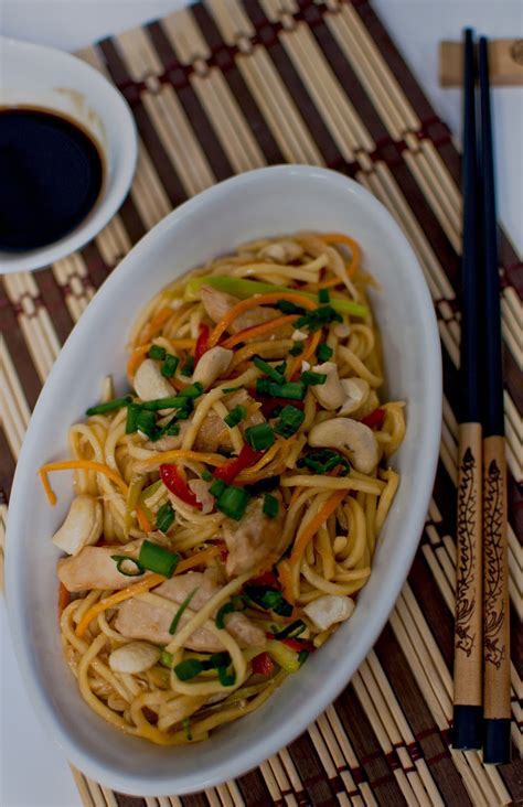Спагети с пиле и зеленчуци по китайски
