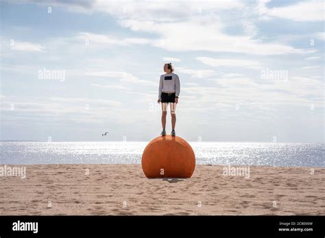 Jeune Femme Blonde Debout Sur La Plage Banque De Photographies Et Dimages Haute R Solution