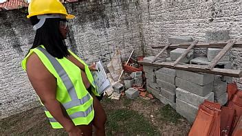Foi fiscalizar a obra e ficou imaginando os pedreiros fodendo o seu bucetão XVIDEOS