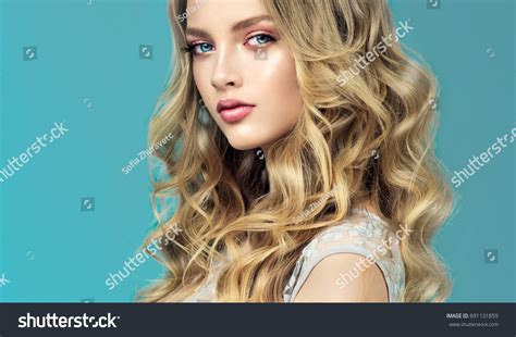 Blonde Fashion Girl Long Shiny Curly Stockfoto Nu Bewerken 691131859 Shutterstock