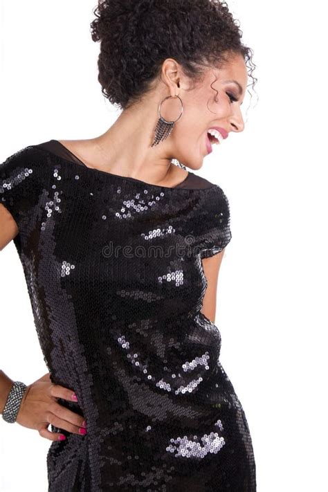 Belle Jeune Femelle De Brunette Dans La Robe Noire Photo Stock Image