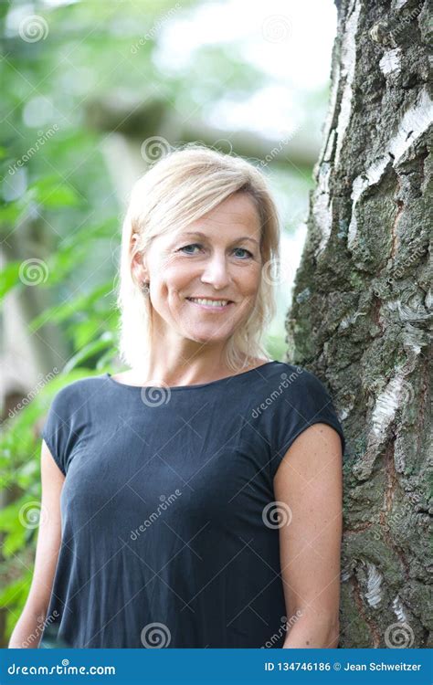 Portret Van Een Leuke Blonde Skandinavische Vrouw Stock Foto Image Of Naughty Sportief
