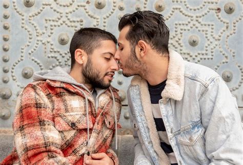 Pareja Gay Enamorada Al Aire Libre Foto Premium