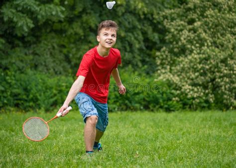 Menino Adolescente Que Joga O Badminton No Parque Imagem De Stock