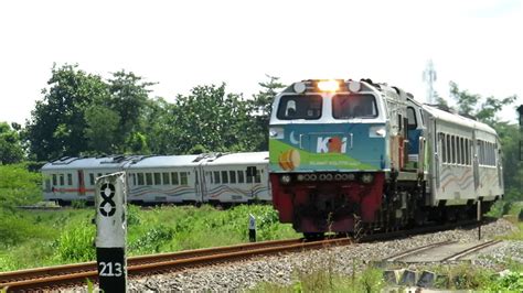 Cuaca Panas Tidak Jadi Halangan Untuk Para Railfans Berburu Kereta Api